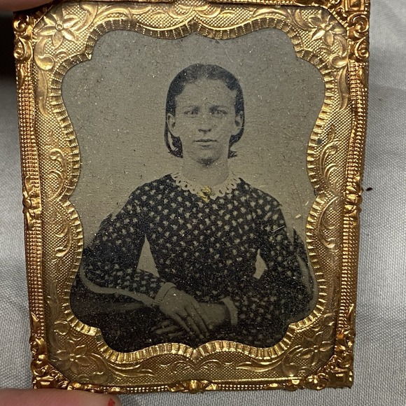 1/9 Plate Tintype Photo 1874 Young Woman Calico Dress w Provenance 1/2 Case - Picture 5 of 10